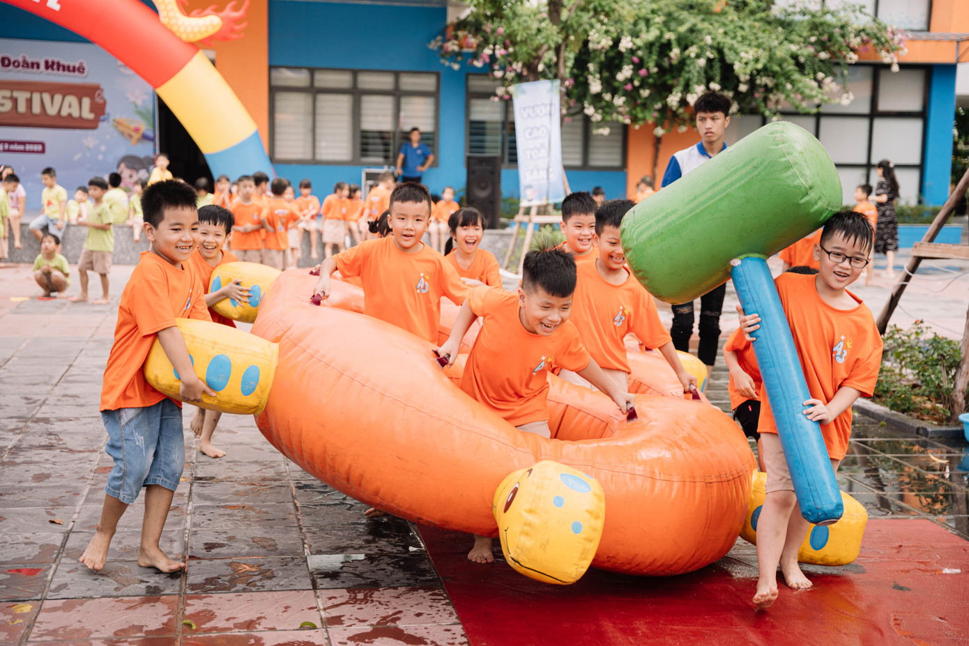 Lần đầu tiên được tham gia chương trình ngày hội nước khiến các em học sinh vô cùng thích thú và hào hứng, được cùng nhau vượt qua những thử thách trò chơi vô cùng lý thú như: Thuỷ Cung Huyền Bí; Chiến hạm khổng lồ; Thần vượt đại dương; Tát nước biển đông… Em Nguyễn Khả Linh, lớp 4A2 chia sẻ: “Con cảm thấy rất vui và thú vị khi được tham gia ngày hội nước này, con đã chơi áo phao, chuyền bóng, di chuyển rùa và những trò chơi khác. Con cảm thấy rất sảng khoái và con mong các bạn cũng có nhiều niềm vui với ngày lễ hội tuyệt vời này”.