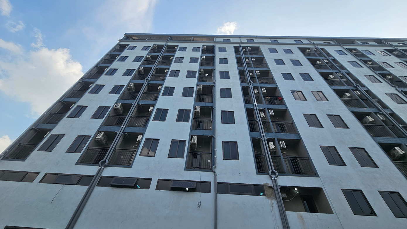 Đồng thời, yêu cầu Sở Xây dựng đôn đốc, phối hợp UBND huyện Thạch Thất rà soát toàn bộ các công trình nhà ở nhiều căn hộ trên địa bàn huyện theo chỉ đạo của Chủ tịch UBND TP tại Công điện 02/CĐ-UBND ngày 13/9/2023 về tăng cường công tác phòng cháy, chữa cháy đối với loại hình nhà ở nhiều căn hộ (thường gọi là chung cư mini), xử lý nghiêm các vi phạm (nếu có) theo quy định pháp luật. Kết quả thực hiện báo cáo UBND TP trước ngày 30/10/2023.