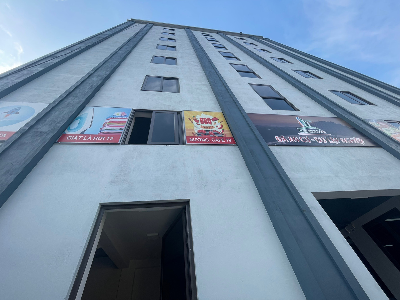 Theo ghi nhận của PV, tại tầng 1 “chung cư cao cấp My House” là hầm để xe, tầng 2 là siêu thị, bếp ăn và một số căn hộ, từ tầng 3 đến tầng 8 là căn hộ cho thuê, tầng 9 là quán café và một số căn hộ.