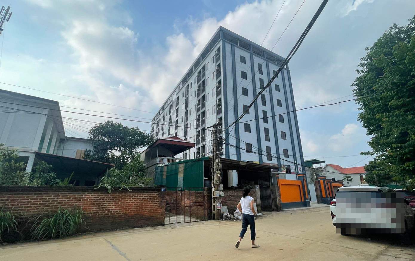 Theo thông tin giới thiệu, tòa nhà có 9 tầng với 160 phòng, diện tích từ 25 - 55m2 với giá cho thuê từ 2,9 - 5,5 triệu đồng/tháng và cách các trường đại học lớn như FPT hay Đại học Quốc gia Hà Nội chỉ từ 1,5 - 2,5 km.