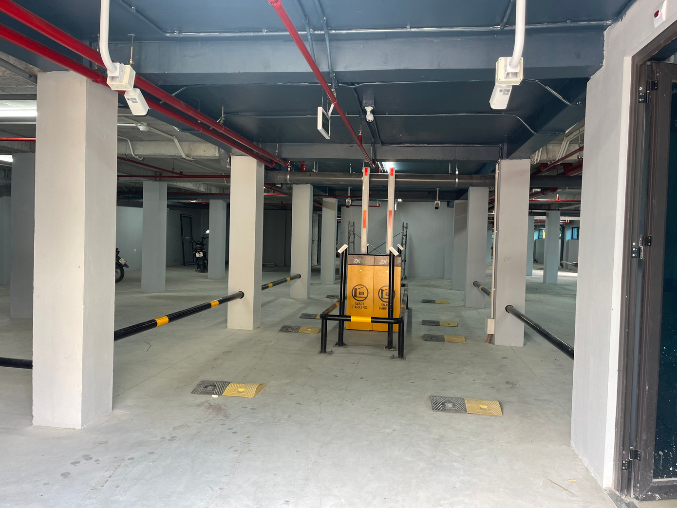 Thoạt nhìn, nhiều người sẽ cho rằng đây là hầm gửi xe của một dự án nhà ở nào đó.