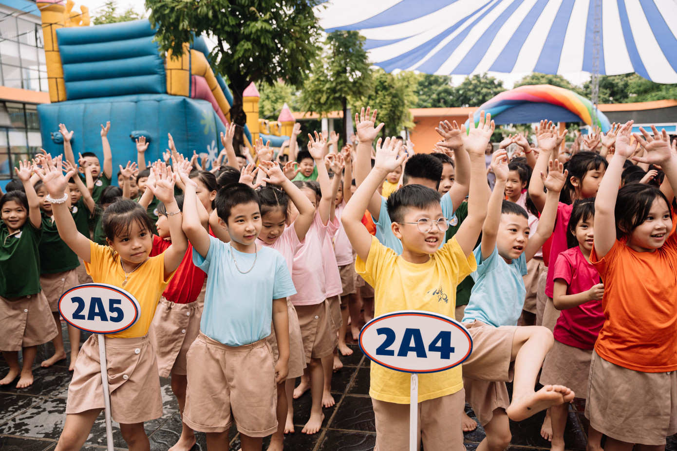 Các em học sinh của trường trường đã có mặt đầy đủ tham gia các hoạt động vui chơi với nhiều trò chơi mới lạ và vô cùng ý nghĩa do nhà trường phối hợp cùng công ty Bamboo Edu tổ chức.