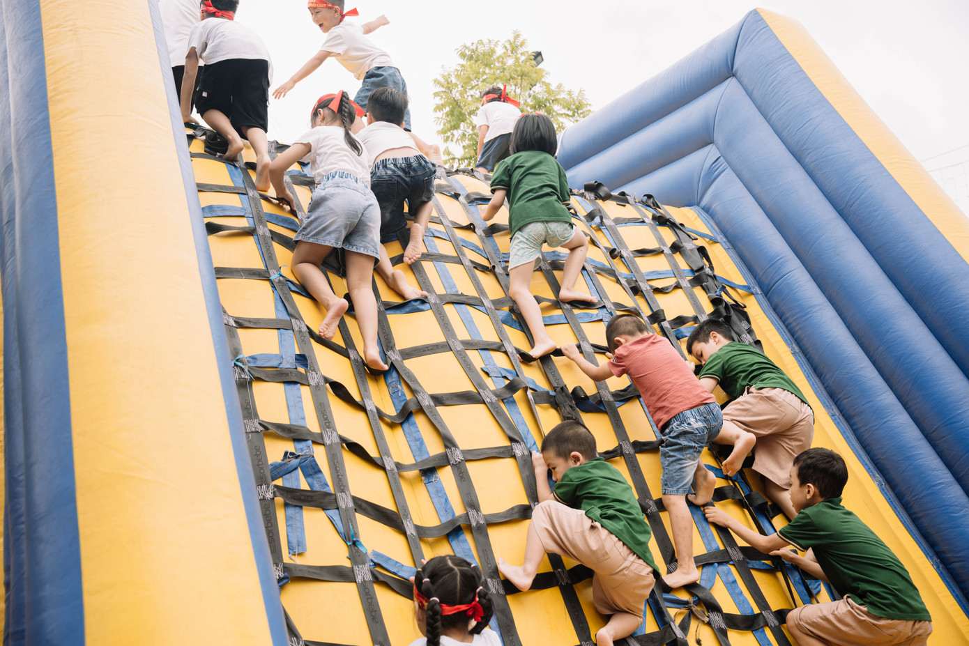 Lần đầu tiên được tham gia chương trình ngày hội nước khiến các em học sinh vô cùng thích thú và hào hứng, được cùng nhau vượt qua những thử thách trò chơi vô cùng lý thú như: Thuỷ Cung Huyền Bí; Chiến hạm khổng lồ; Thần vượt đại dương; Tát nước biển đông… Em Nguyễn Khả Linh, lớp 4A2 chia sẻ: “Con cảm thấy rất vui và thú vị khi được tham gia ngày hội nước này, con đã chơi áo phao, chuyền bóng, di chuyển rùa và những trò chơi khác. Con cảm thấy rất sảng khoái và con mong các bạn cũng có nhiều niềm vui với ngày lễ hội tuyệt vời này”.