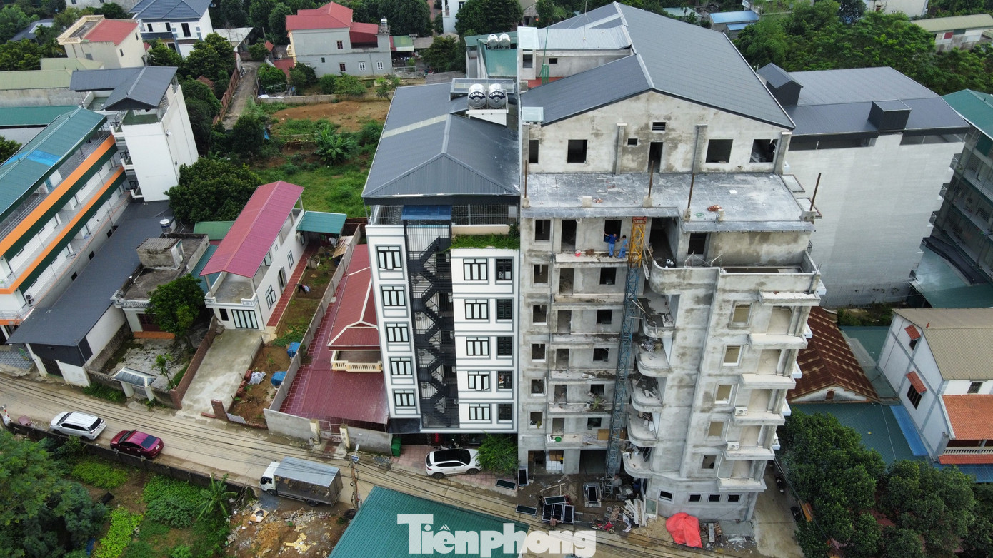 Ngay gần “Chung cư cao cấp My House”, một tổ hợp chung cư khác cũng đang ngày đêm xây dựng, hoàn thiện.