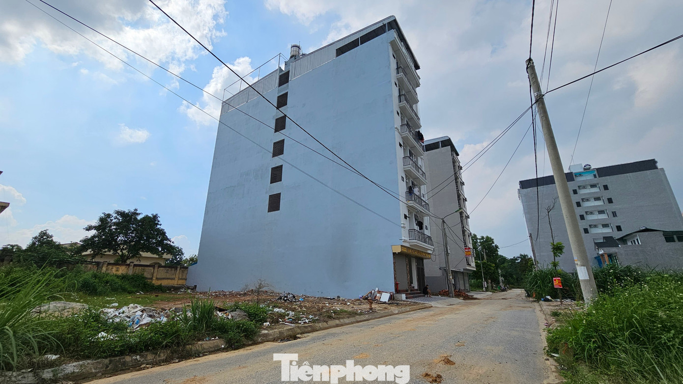 Người dân xung quanh tiết lộ, tòa nhà (trong cùng) cao 8 tầng có diện tích 200m2 bao gồm 60 phòng đã được bán với giá 23,5 tỷ đồng mới đây. Trong đó, mỗi phòng được bố trí như một căn hộ bao gồm phòng ngủ, giường, tủ, bếp ăn, nhà vệ sinh và nơi phơi quần áo.