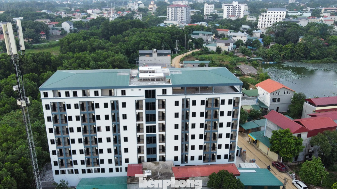 Tòa nhà với tên gọi “Chung cư cao cấp My House” nằm trên đường Phú Hữu (xã Tân Xã) cao 10 tầng, có quy mô khoảng 200 căn hộ cho thuê. Tòa nhà với tên gọi “Chung cư cao cấp My House” nằm trên đường Phú Hữu (xã Tân Xã) cao 10 tầng, có quy mô khoảng 200 căn hộ cho thuê.