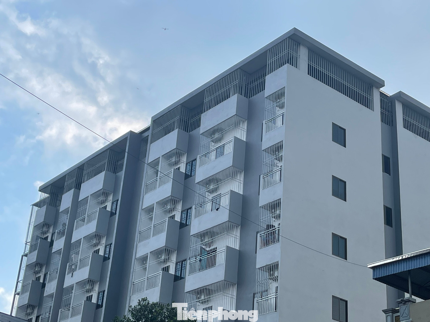 Các công trình tại đây xây dựng trước năm 2022 đều không có giấy phép xây dựng. Tuy nhiên, những công trình xây dựng từ đầu năm 2023, chủ đầu tư phải thực hiện việc xin giấy phép xây dựng công trình, nhà ở riêng lẻ trước khi khởi công xây dựng. “Theo quy hoạch vùng được huyện Thạch Thất phê duyệt những công trình trên địa bàn chỉ được phép xây năm tầng, có khu vực chỉ được xây ba tầng. Những căn xây vượt tầng ở Phú Hữu đã bị xử phạt hành chính, báo cáo huyện. Thứ tư đoàn công tác của UBND huyện Thạch Thất sẽ về xã Tân Xã kiểm tra công tác PCCC đối với các cơ sở này”, ông Quang nói.