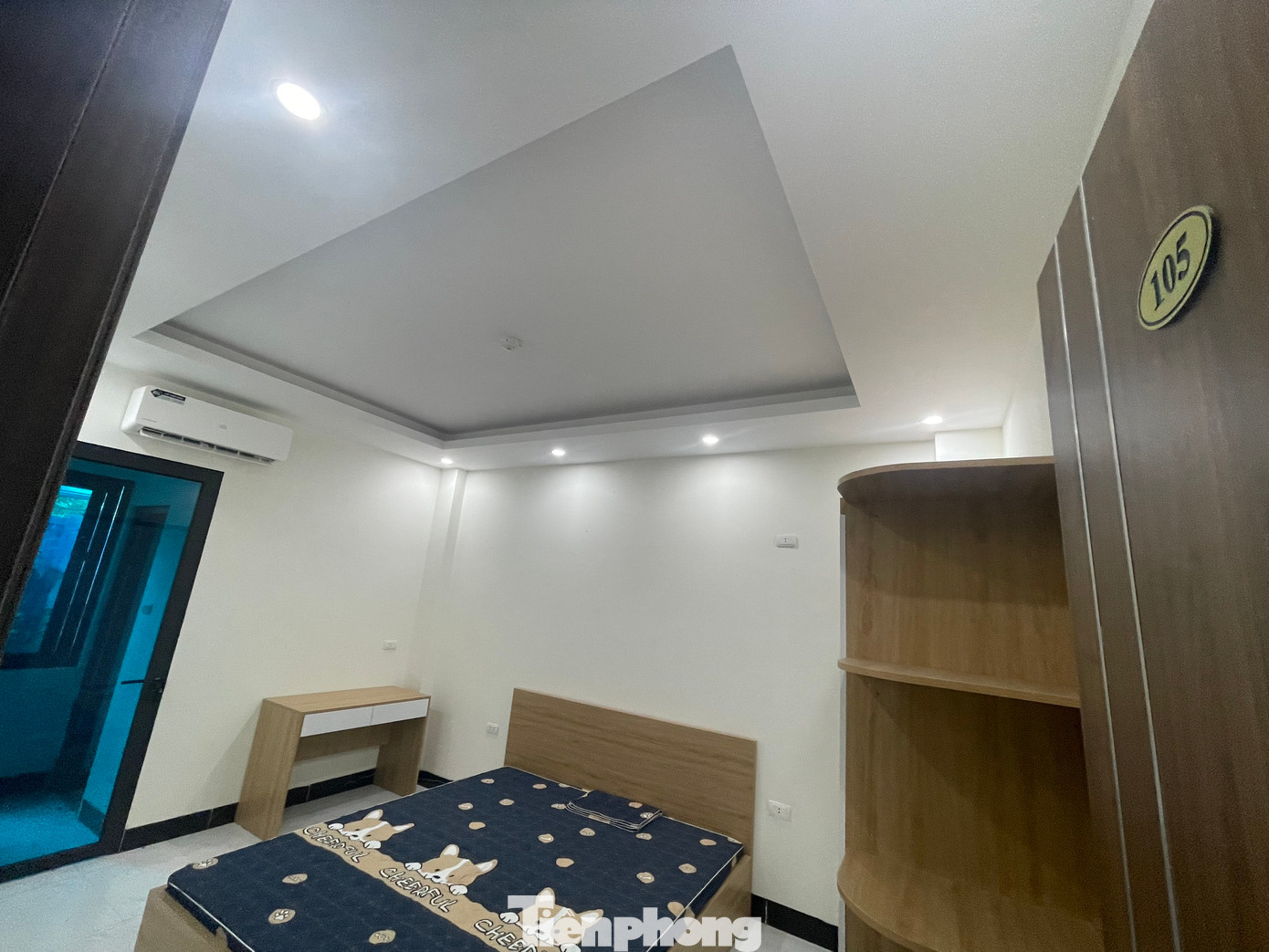 Người dân xung quanh tiết lộ, tòa nhà (trong cùng) cao 8 tầng có diện tích 200m2 bao gồm 60 phòng đã được bán với giá 23,5 tỷ đồng mới đây. Trong đó, mỗi phòng được bố trí như một căn hộ bao gồm phòng ngủ, giường, tủ, bếp ăn, nhà vệ sinh và nơi phơi quần áo.