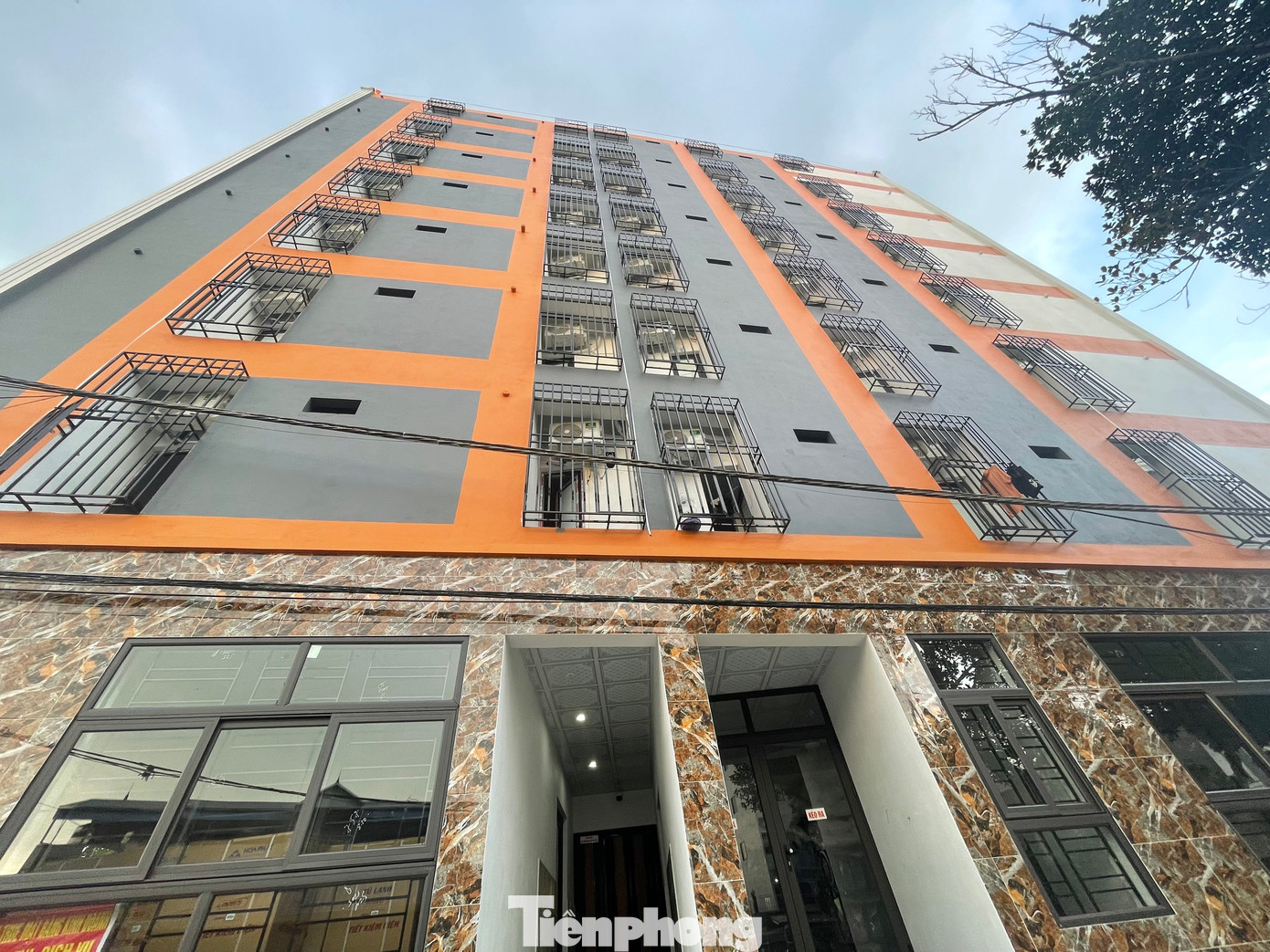 Cũng trên địa bàn thôn Phú Hữu, công trình này được giới thiệu trên các website và mạng xã hội là “Chung Cư Mini cao cấp Luxuzy Building Phương Linh”. Mặc dù xây dựng trong khu dân cư nông thôn nhưng tòa nhà này cao tới 8 tầng, quy mô 105 phòng với diện tích từ 21 – 28m2 với giá cho thuê từ 3 – 3,8 triệu đồng/ tháng.