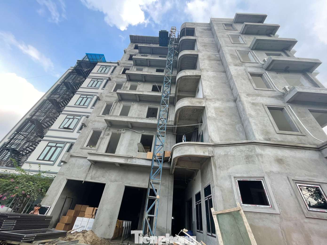 Theo chia sẻ của người quản lý, tổ hợp này có tổng cộng 72 phòng với giá cho thuê từ 3 – 6 triệu đồng/tháng, tùy diện tích phòng.