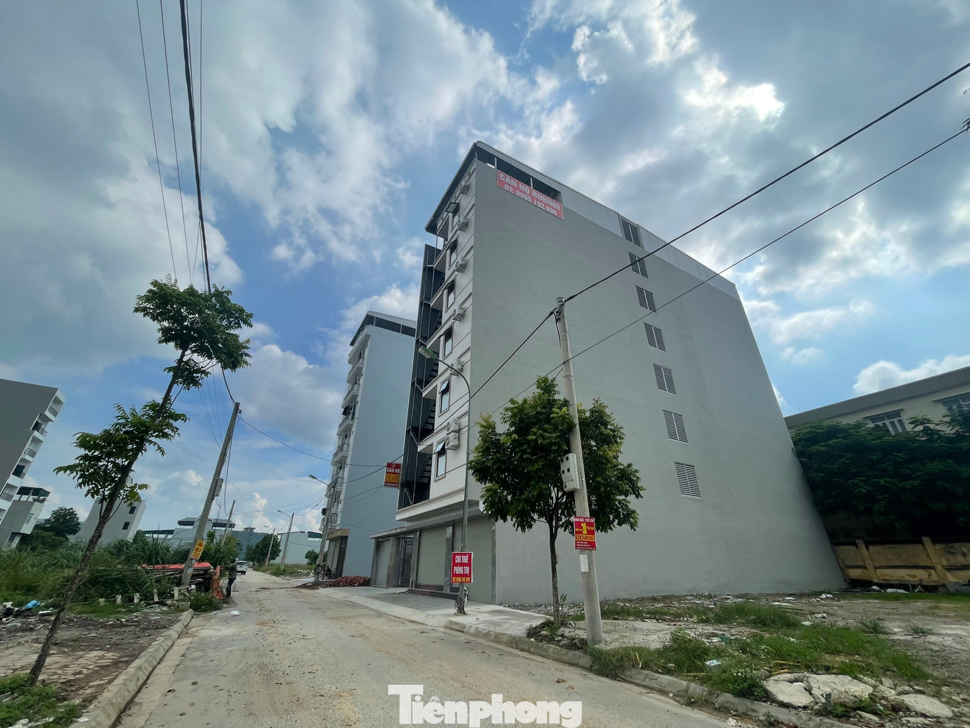 Còn trên địa bàn xã Thạch Hòa, trong Khu tái định cư Bắc Phú Cát, một loạt tòa nhà với những cái tên tự phong như “Căn hộ cao cấp”, “Misa House”, “Sun Home2”,…mọc lên như "nấm".