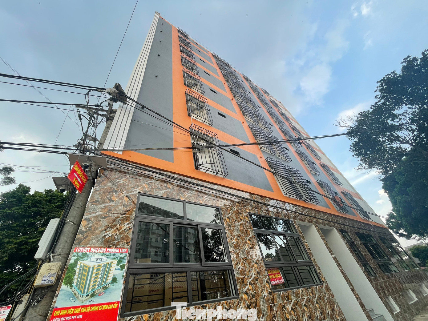 Cũng trên địa bàn thôn Phú Hữu, công trình này được giới thiệu trên các website và mạng xã hội là “Chung Cư Mini cao cấp Luxuzy Building Phương Linh”. Mặc dù xây dựng trong khu dân cư nông thôn nhưng tòa nhà này cao tới 8 tầng, quy mô 105 phòng với diện tích từ 21 – 28m2 với giá cho thuê từ 3 – 3,8 triệu đồng/ tháng.