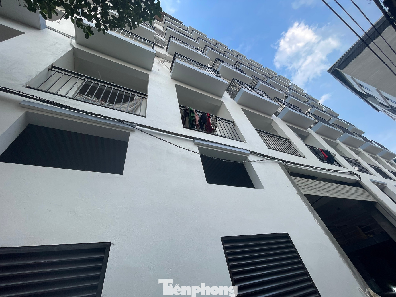 Theo chia sẻ của người quản lý, tổ hợp này có tổng cộng 72 phòng với giá cho thuê từ 3 – 6 triệu đồng/tháng, tùy diện tích phòng.