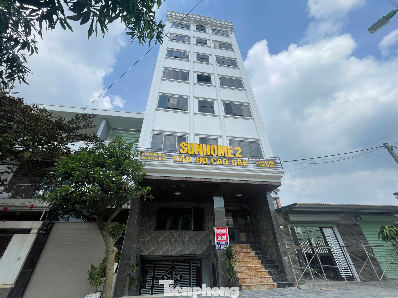 Còn trên địa bàn xã Thạch Hòa, trong Khu tái định cư Bắc Phú Cát, một loạt tòa nhà với những cái tên tự phong như “Căn hộ cao cấp”, “Misa House”, “Sun Home2”,…mọc lên như "nấm".