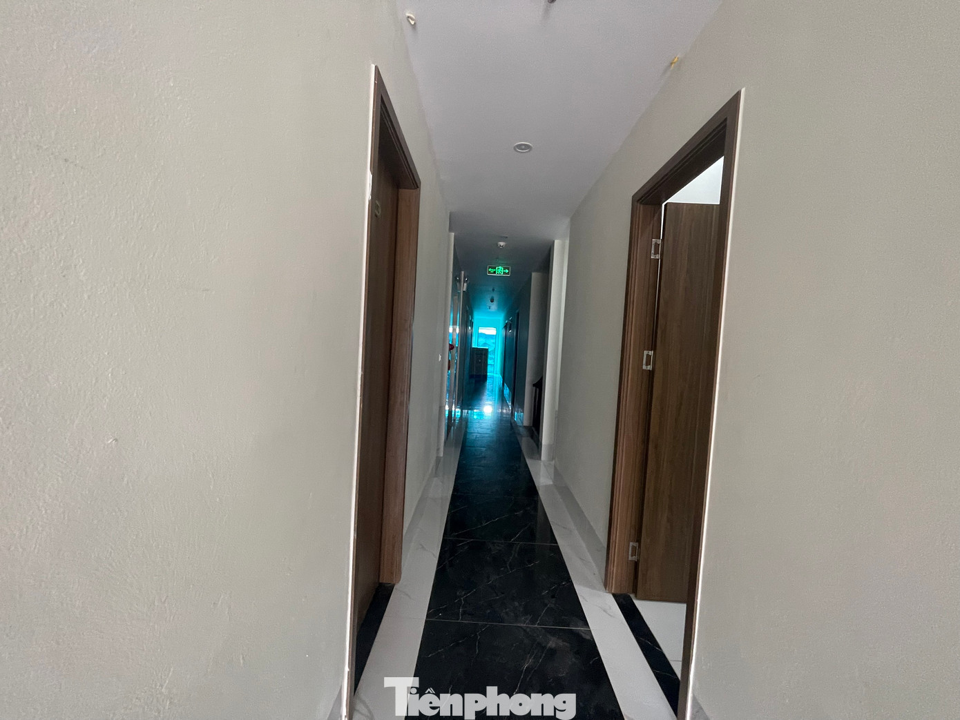 Người dân xung quanh tiết lộ, tòa nhà (trong cùng) cao 8 tầng có diện tích 200m2 bao gồm 60 phòng đã được bán với giá 23,5 tỷ đồng mới đây. Trong đó, mỗi phòng được bố trí như một căn hộ bao gồm phòng ngủ, giường, tủ, bếp ăn, nhà vệ sinh và nơi phơi quần áo.