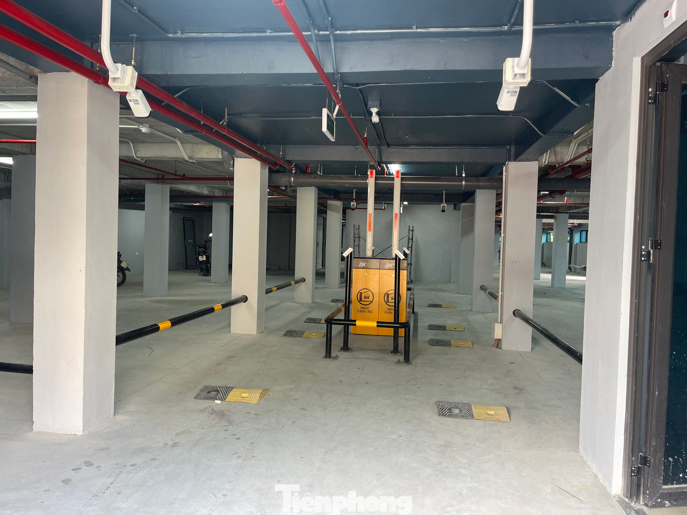 Tầng 1 tòa nhà là hầm để xe, tầng 2 là siêu thị, bếp ăn và một số căn hộ, từ tầng 3 đến tầng 8 là căn hộ cho thuê, tầng 9 là quán café và một số căn hộ.