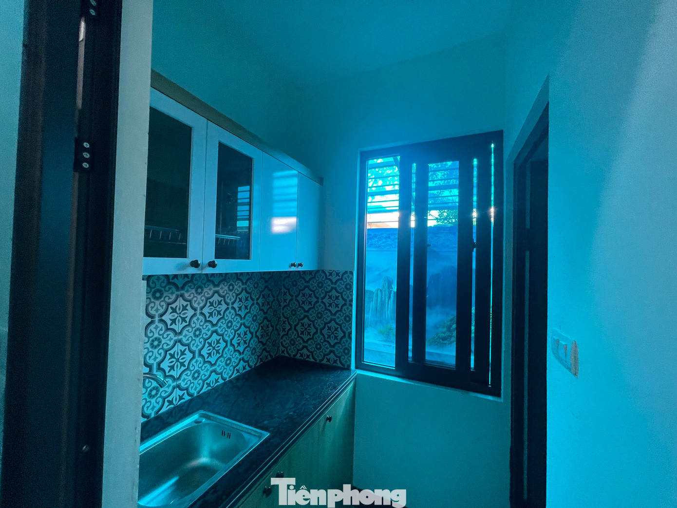 Người dân xung quanh tiết lộ, tòa nhà (trong cùng) cao 8 tầng có diện tích 200m2 bao gồm 60 phòng đã được bán với giá 23,5 tỷ đồng mới đây. Trong đó, mỗi phòng được bố trí như một căn hộ bao gồm phòng ngủ, giường, tủ, bếp ăn, nhà vệ sinh và nơi phơi quần áo.