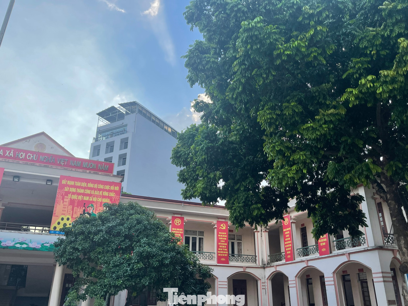 Trong khi đó, ông Nguyễn Ngọc Quang, Phó Chủ tịch UBND Xã Tân Xã thừa nhận thời gian qua trên địa bàn xã nở rộ việc xây dựng công trình nhà ở riêng lẻ với nhiều căn hộ để cho sinh viên thuê (chung cư mini –PV).