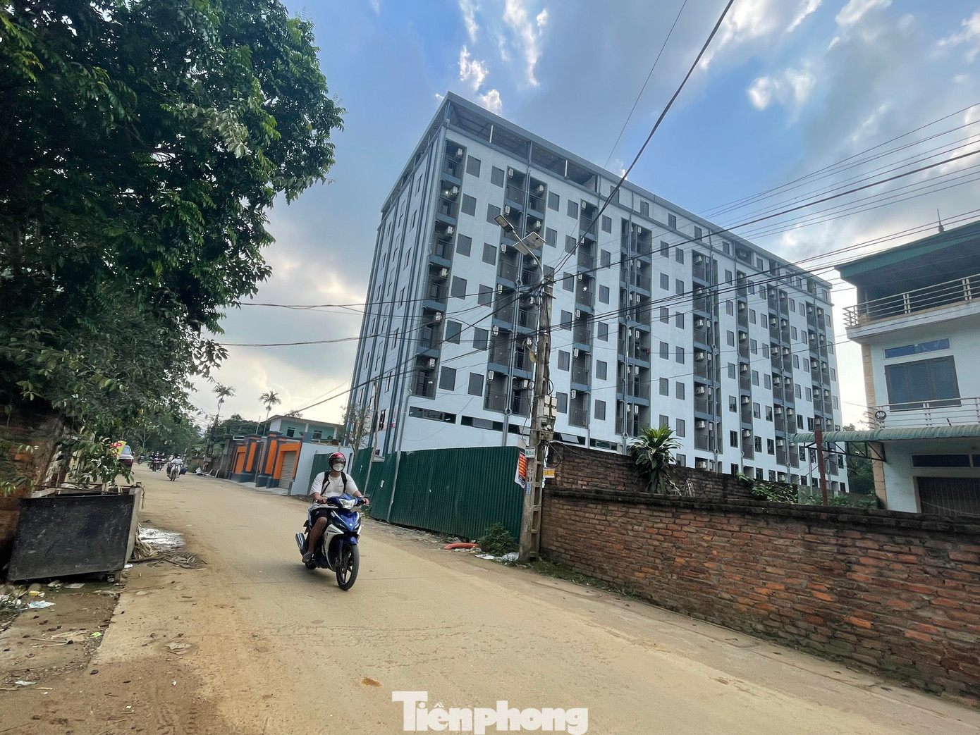 Theo người dân xung quanh, tòa nhà mới chỉ bắt đầu được xây dựng từ cuối năm 2022 và chủ đầu tư không phải người địa phương. Tòa nhà ban đầu có quy mô hơn 200 phòng, sau đó số lượng phòng được giảm xuống vì chủ đầu tư cho ghép 2 phòng diện tích nhỏ thành một phòng lớn.