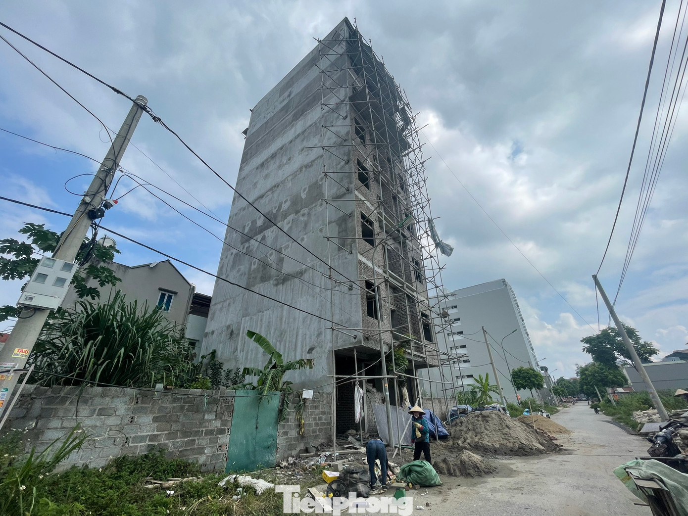 Trao đổi với PV, ông Tống Quang Thúy, Phó Chủ tịch UBND xã Thạch Hòa cho biết, trên địa bàn xã có khoảng 30 cơ sở cho thuê phòng trọ, trong đó có khoảng 10 tòa “chung cư mini” với quy mô lớn. Đối với công trình vi phạm xây dựng, vượt tầng xã đều thiết lập hồ sơ, báo cáo huyện.