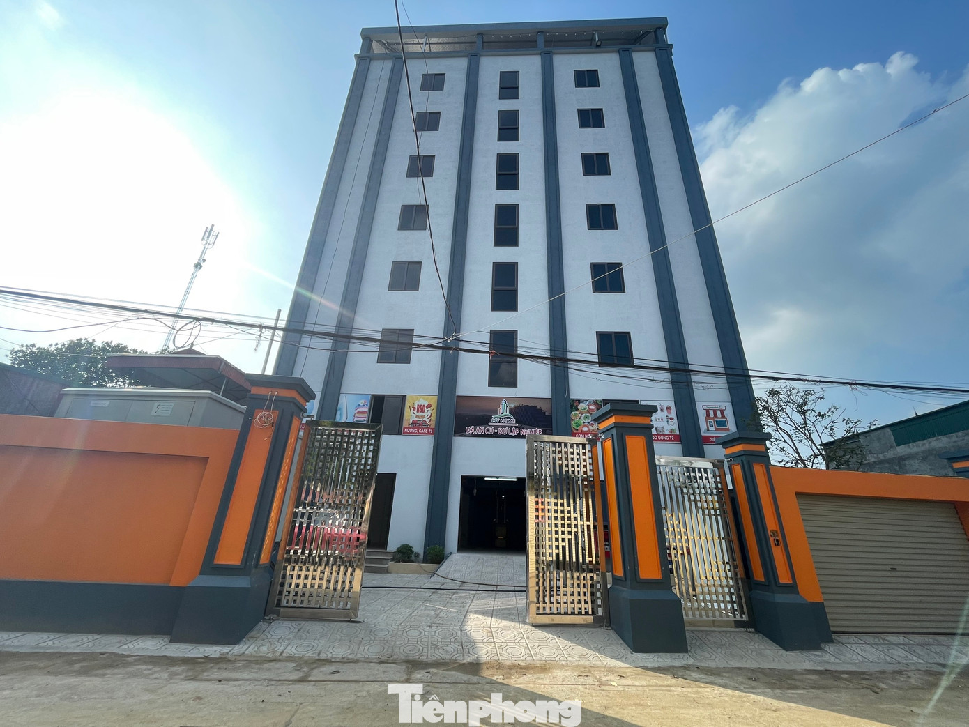 Theo người dân xung quanh, tòa nhà mới chỉ bắt đầu được xây dựng từ cuối năm 2022 và chủ đầu tư không phải người địa phương. Tòa nhà ban đầu có quy mô hơn 200 phòng, sau đó số lượng phòng được giảm xuống vì chủ đầu tư cho ghép 2 phòng diện tích nhỏ thành một phòng lớn.