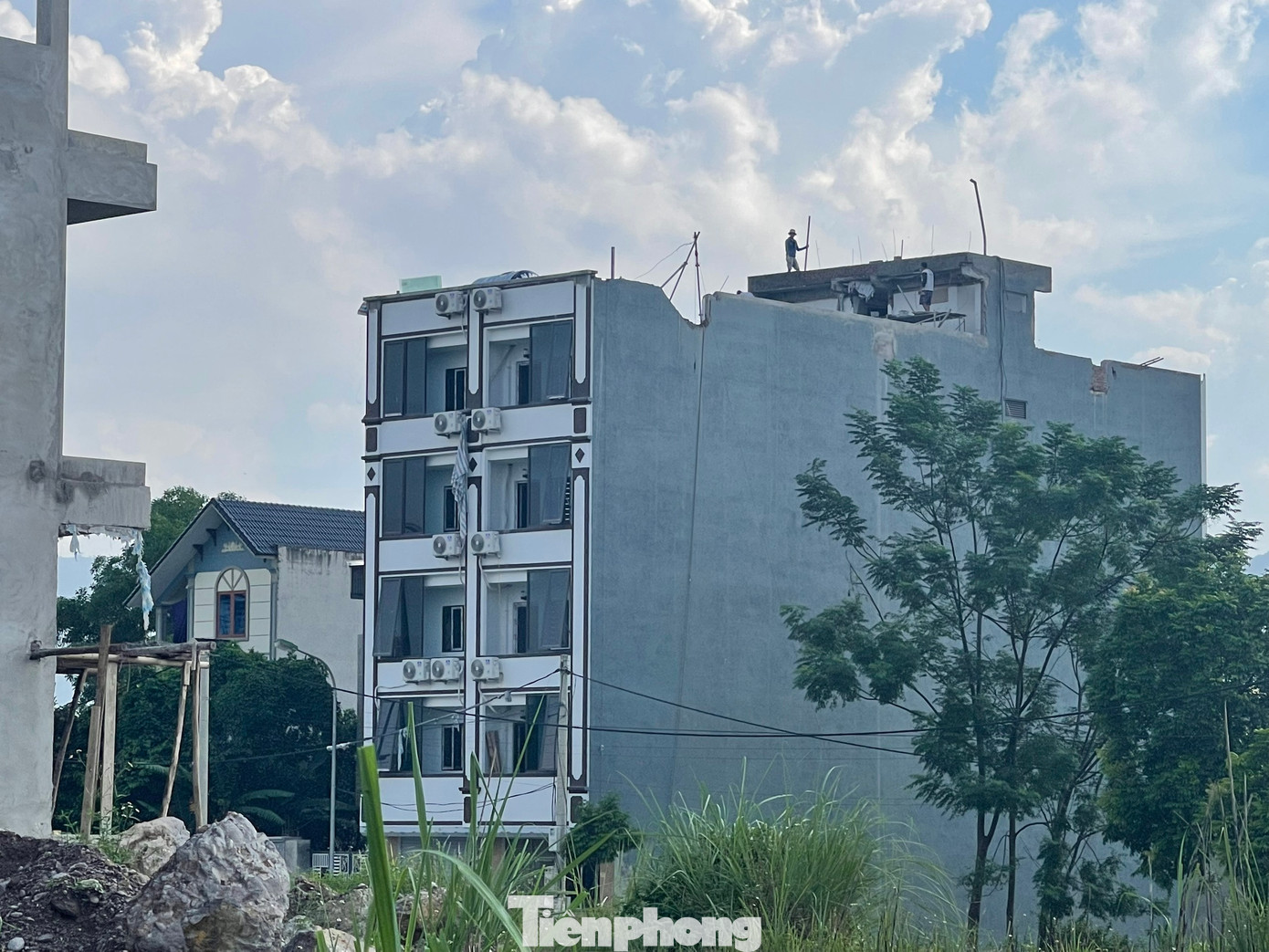 Huyện cũng đã xử phạt theo quy định. Hiện một số công trình đang thực hiện tháo dỡ phần công trình vi phạm. Trong ảnh: một tòa nhà vi phạm về trật tự xây dựng khi xây quá số tầng quy định và đã được yêu cầu phá dỡ 2 tầng.