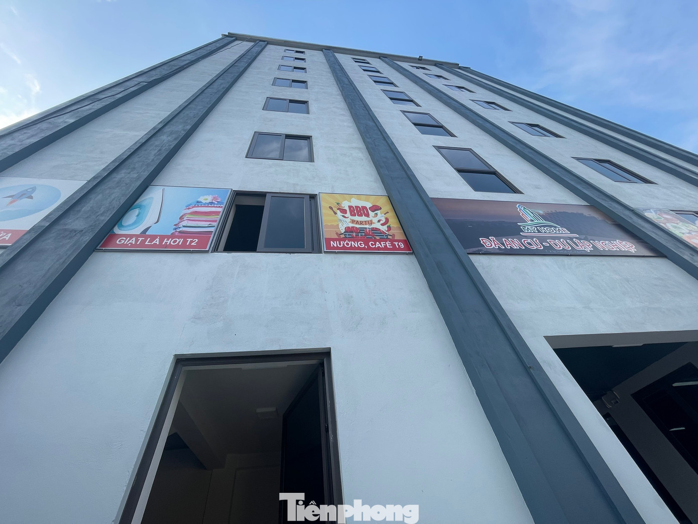 Tầng 1 tòa nhà là hầm để xe, tầng 2 là siêu thị, bếp ăn và một số căn hộ, từ tầng 3 đến tầng 8 là căn hộ cho thuê, tầng 9 là quán café và một số căn hộ.