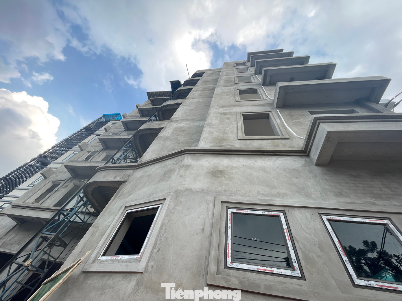 Các công trình tại đây xây dựng trước năm 2022 đều không có giấy phép xây dựng. Tuy nhiên, những công trình xây dựng từ đầu năm 2023, chủ đầu tư phải thực hiện việc xin giấy phép xây dựng công trình, nhà ở riêng lẻ trước khi khởi công xây dựng. “Theo quy hoạch vùng được huyện Thạch Thất phê duyệt những công trình trên địa bàn chỉ được phép xây năm tầng, có khu vực chỉ được xây ba tầng. Những căn xây vượt tầng ở Phú Hữu đã bị xử phạt hành chính, báo cáo huyện. Thứ tư đoàn công tác của UBND huyện Thạch Thất sẽ về xã Tân Xã kiểm tra công tác PCCC đối với các cơ sở này”, ông Quang nói.