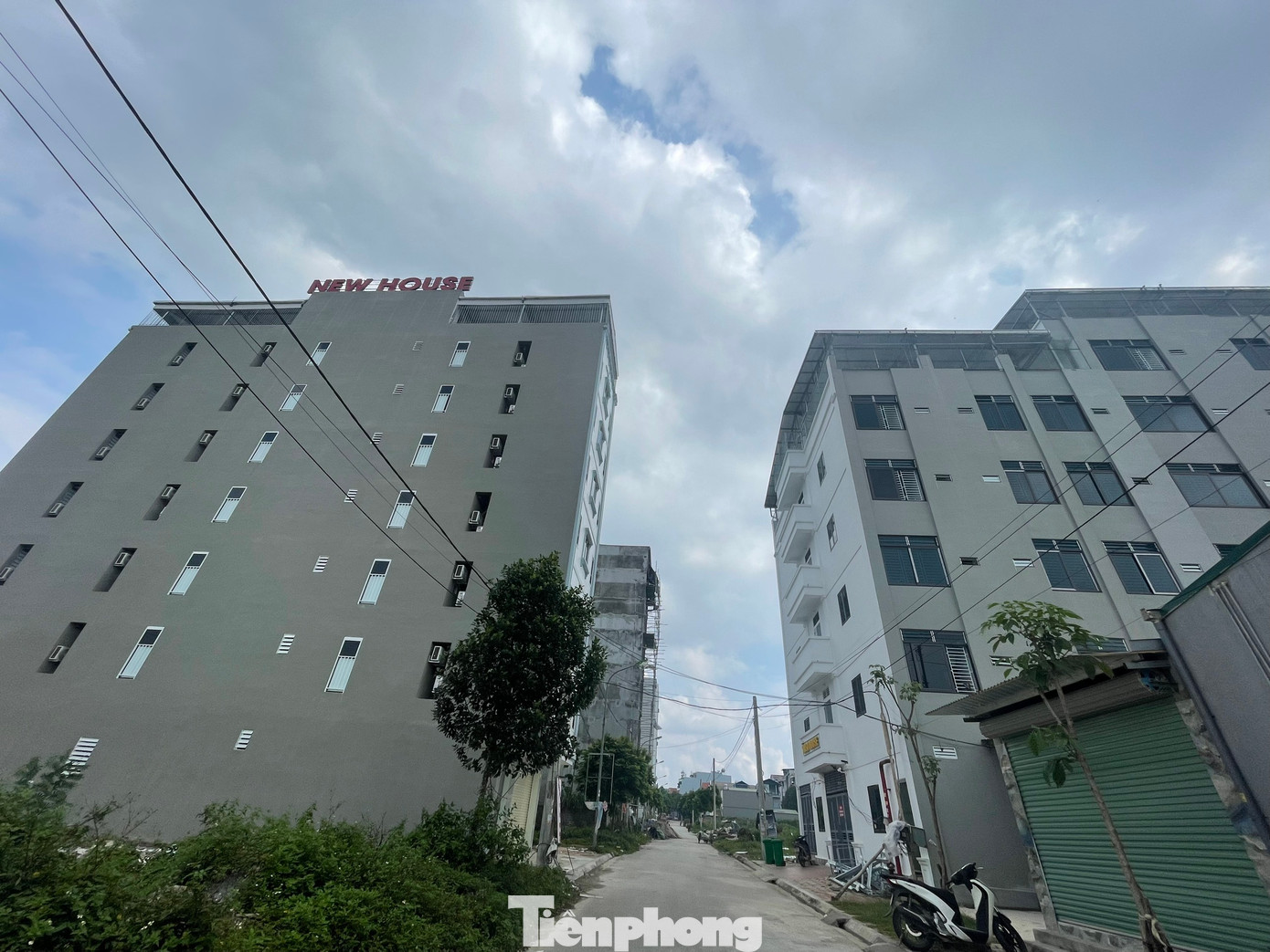 Trao đổi với PV, ông Tống Quang Thúy, Phó Chủ tịch UBND xã Thạch Hòa cho biết, trên địa bàn xã có khoảng 30 cơ sở cho thuê phòng trọ, trong đó có khoảng 10 tòa “chung cư mini” với quy mô lớn. Đối với công trình vi phạm xây dựng, vượt tầng xã đều thiết lập hồ sơ, báo cáo huyện.