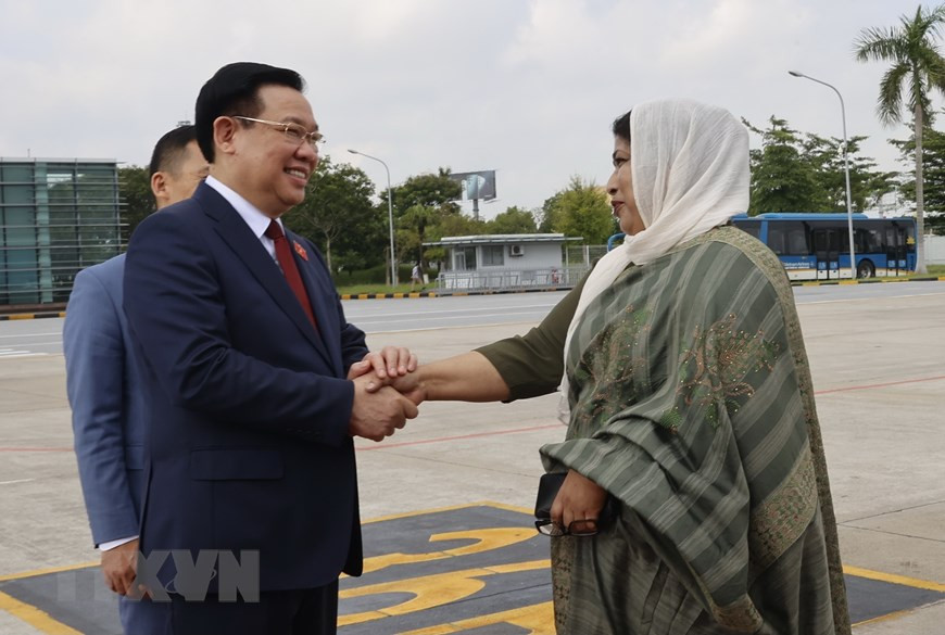 Đại diện Đại sứ quán Cộng hòa Nhân dân Bangladesh tiễn Chủ tịch Quốc hội Vương Đình Huệ tại Sân bay Quốc tế Nội Bài. (Ảnh: Doãn Tấn/TTXVN) Đại diện Đại sứ quán Cộng hòa Nhân dân Bangladesh tiễn Chủ tịch Quốc hội Vương Đình Huệ tại Sân bay Quốc tế Nội Bài. (Ảnh: Doãn Tấn/TTXVN)