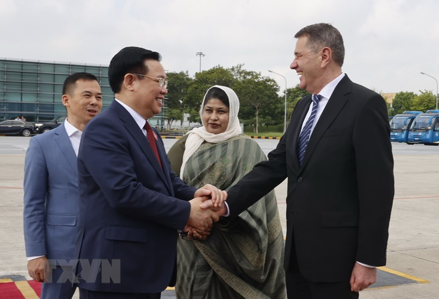 Đại diện Đại sứ quán Cộng hòa Bulgaria và Cộng hòa Nhân dân Bangladesh tiễn Chủ tịch Quốc hội Vương Đình Huệ tại Sân bay Quốc tế Nội Bài. (Ảnh: Doãn Tấn/TTXVN) Đại diện Đại sứ quán Cộng hòa Bulgaria và Cộng hòa Nhân dân Bangladesh tiễn Chủ tịch Quốc hội Vương Đình Huệ tại Sân bay Quốc tế Nội Bài. (Ảnh: Doãn Tấn/TTXVN)