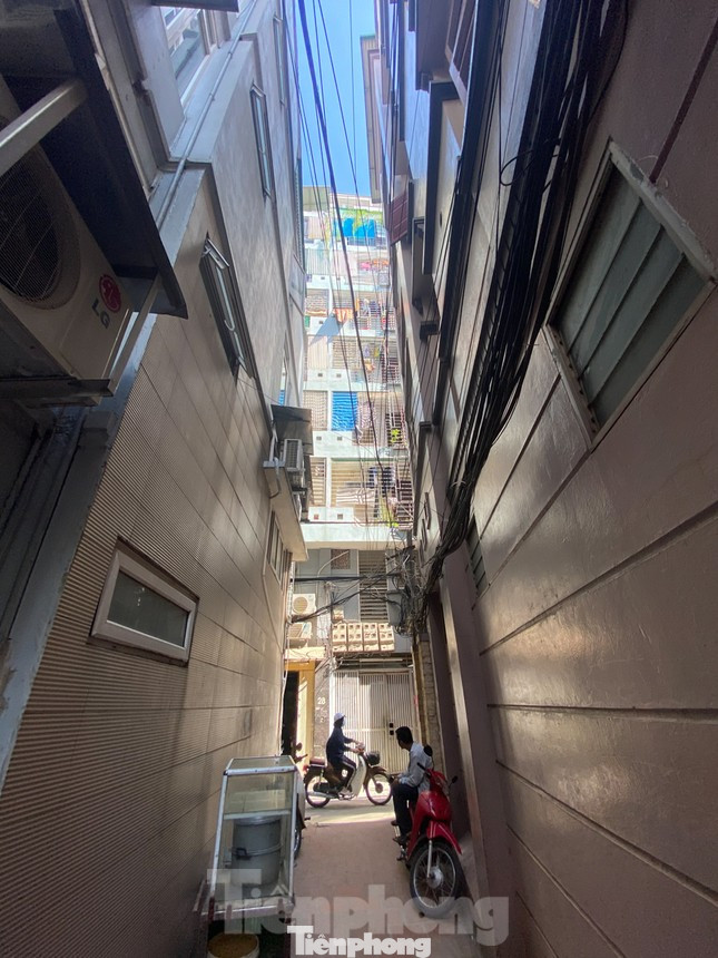 Trước đó, Tiền Phong cũng phản ánh việc hàng loạt chung cư mini xây dựng sai phép tập trung nhiều ở các phường thuộc địa bàn quận Thanh Xuân (Hà Nội) - nơi gần đây hàng loạt khu chung cư mini đua nhau mọc lên.