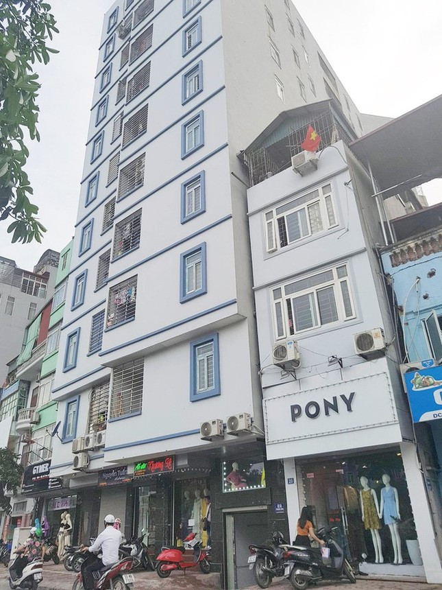 Trước đó, Tiền Phong cũng phản ánh việc hàng loạt chung cư mini xây dựng sai phép tập trung nhiều ở các phường thuộc địa bàn quận Thanh Xuân (Hà Nội) - nơi gần đây hàng loạt khu chung cư mini đua nhau mọc lên.