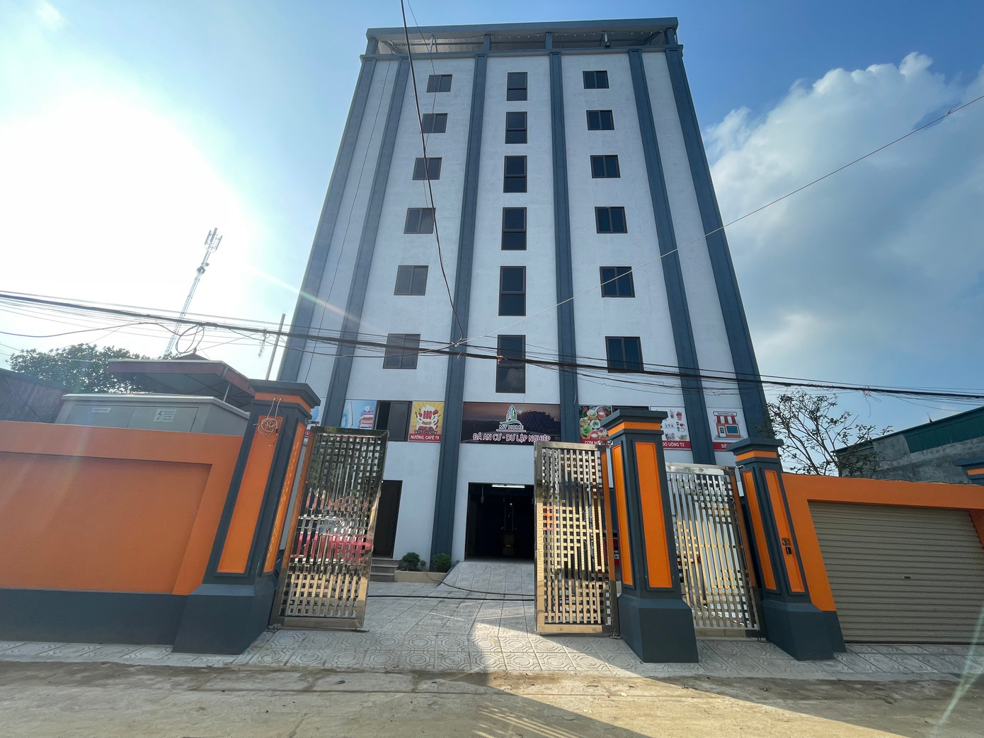 Ngay sau bài viết, Chủ tịch UBND TP Hà Nội Trần Sỹ Thanh chỉ đạo Sở Xây dựng chủ trì, phối hợp Văn phòng UBND TP, UBND huyện Thạch Thất kiểm tra, làm rõ thông tin Báo Tiền Phong về công trình “Chung cư cao cấp My Home” tại xã Tân Xã, huyện Thạch Thất.