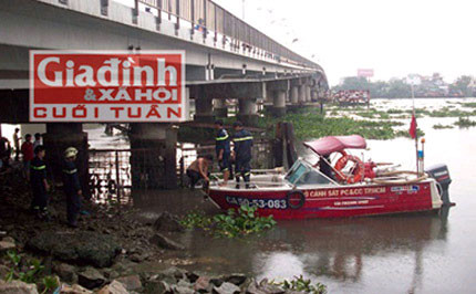 Một vụ tìm kiếm thi thể nạn nhân xấu số dưới chân cầu Bình Triệu 2. Ảnh T.G. Một vụ tìm kiếm thi thể nạn nhân xấu số dưới chân cầu Bình Triệu 2. Ảnh T.G