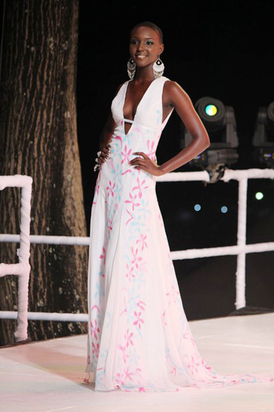 Người đẹp Sheniqua Francis mặc dù cạo trọc đầu nhưng vẫn lọt vào rất sâu tại cuộc thi Hoa hậu Hoàn vũ Trinidad and Tobago hồi năm ngoái và giành ngôi Á hậu 1. Rất nhiều người mong muốn cô sẽ đại diện cho đất nước này tại một cuộc thi nhan sắc quốc tế trong năm nay