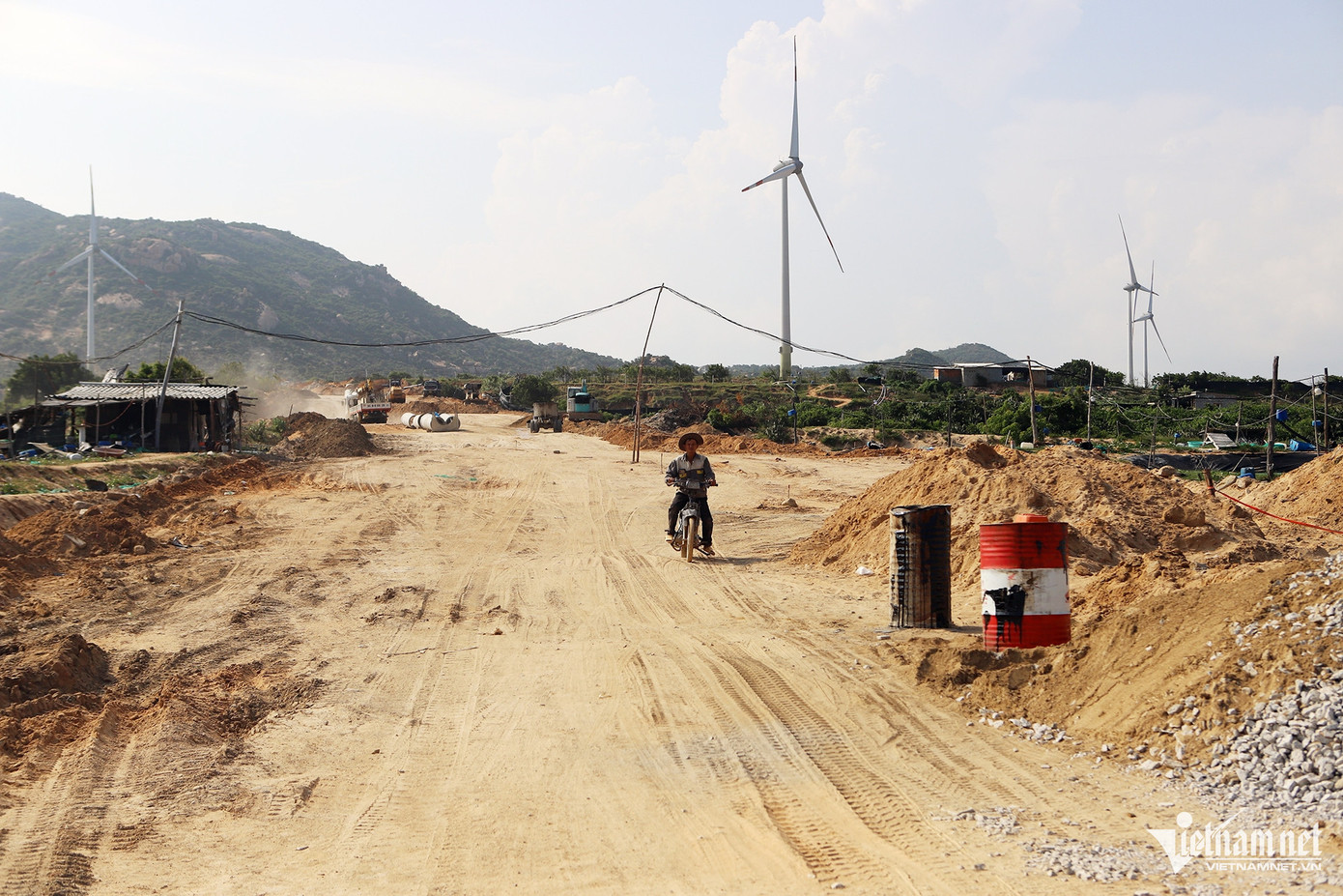 Công trình hạ tầng thiết yếu ở xã Phước Dinh, huyện Thuận Nam đang được xây dựng. Ảnh: Xuân Ngọc.