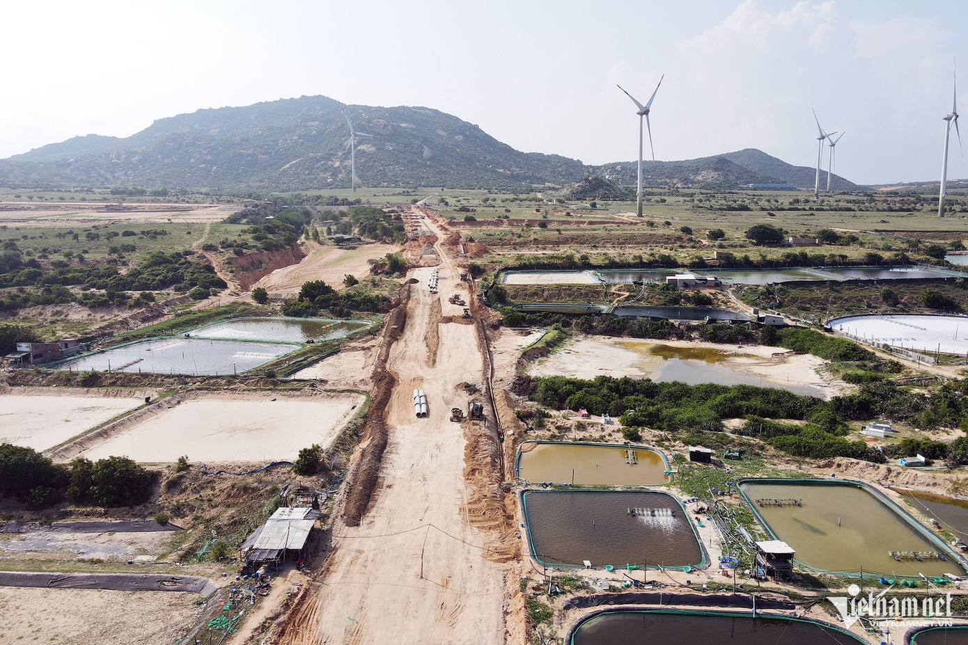 Tỉnh Ninh Thuận thực hiện loạt công trình hạ tầng nhằm khôi phục sản xuất, ổn định đời sống người dân tại hai vùng từng quy hoạch điện hạt nhân. Ảnh: Xuân Ngọc.