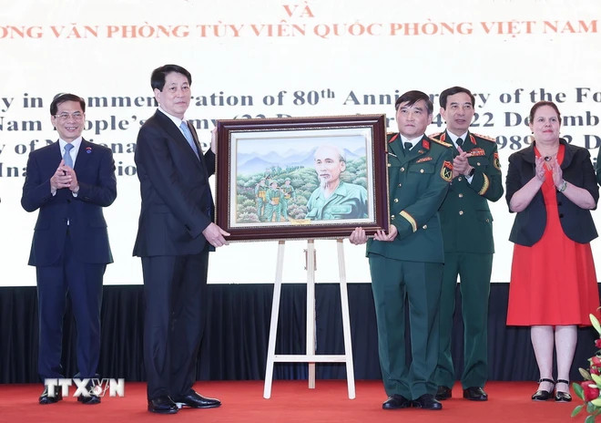 Chủ tịch nước Lương Cường trao chân dung Chủ tịch Hồ Chí Minh tặng Cơ quan Tuỳ viên Quốc phòng Việt Nam tại Chile. (Ảnh: Lâm Khánh/TTXVN) Chủ tịch nước Lương Cường trao chân dung Chủ tịch Hồ Chí Minh tặng Cơ quan Tuỳ viên Quốc phòng Việt Nam tại Chile. (Ảnh: Lâm Khánh/TTXVN)