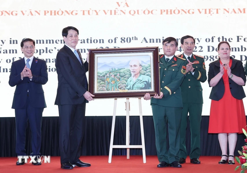 Chủ tịch nước Lương Cường tặng bức tranh chân dung Chủ tịch Hồ Chí Minh cho Cơ quan Tùy viên Quốc phòng Việt Nam tại Chile. (Ảnh: Lâm Khánh/TTXVN)