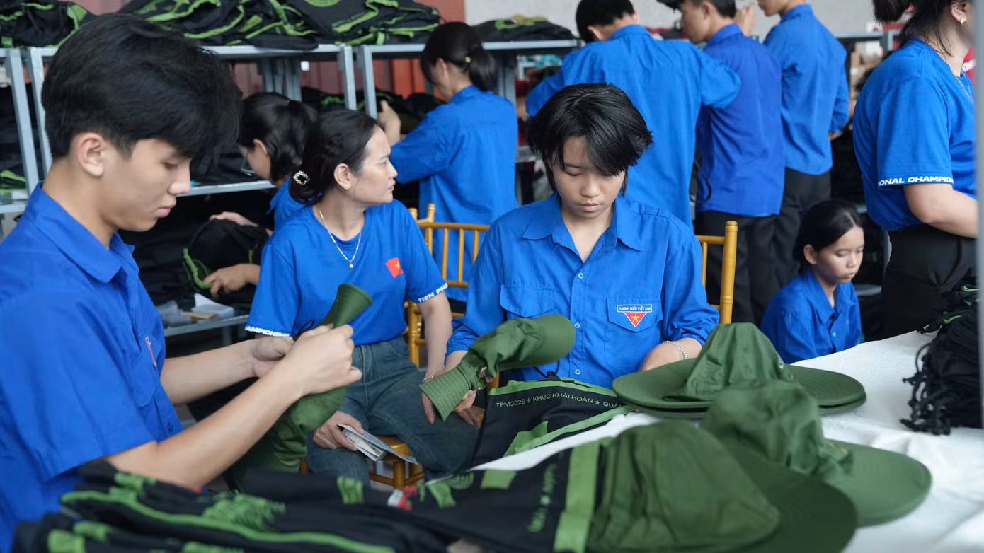 Chiếc mũ của vận động viên được thiết kế là mũ tai bèo, tái hiện hình ảnh người lính Cụ Hồ, người lính giải phóng quân.