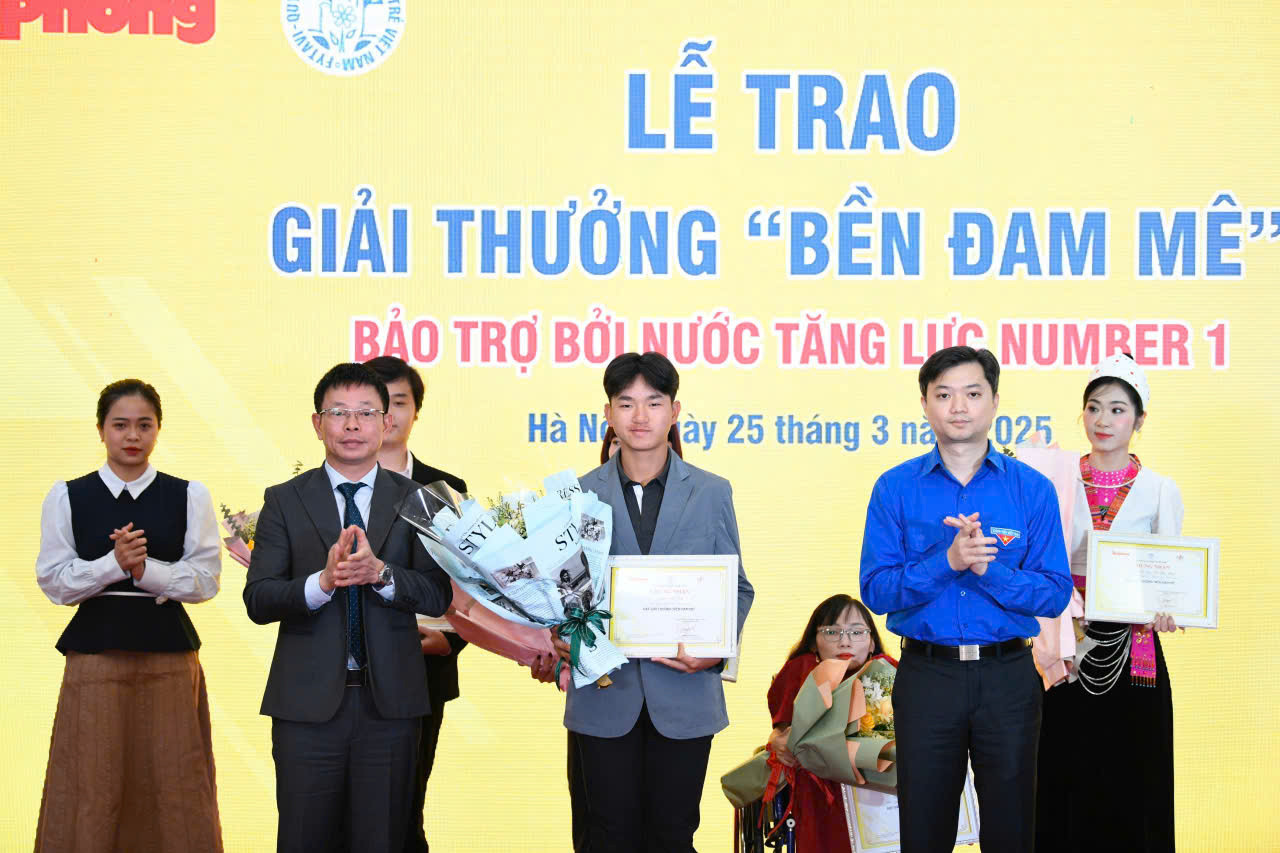 Anh Nguyễn Minh Triết - Bí thư Ban Chấp hành T.Ư Đoàn, Chủ tịch Trung ương Hội Sinh viên Việt Nam (trái); nhà báo Phùng Công Sưởng - Tổng biên tập báo Tiền Phong, Giám đốc Quỹ Hỗ trợ Tài năng Trẻ Việt Nam, trao giải thưởng "Bền Đam Mê" tặng vận động viên Nguyễn Anh Minh. Ảnh: Như Ý. Anh Nguyễn Minh Triết - Bí thư Ban Chấp hành T.Ư Đoàn, Chủ tịch Trung ương Hội Sinh viên Việt Nam (trái); nhà báo Phùng Công Sưởng - Tổng biên tập báo Tiền Phong, Giám đốc Quỹ Hỗ trợ Tài năng Trẻ Việt Nam, trao giải thưởng "Bền Đam Mê" tặng vận động viên Nguyễn Anh Minh. Ảnh: Như Ý.