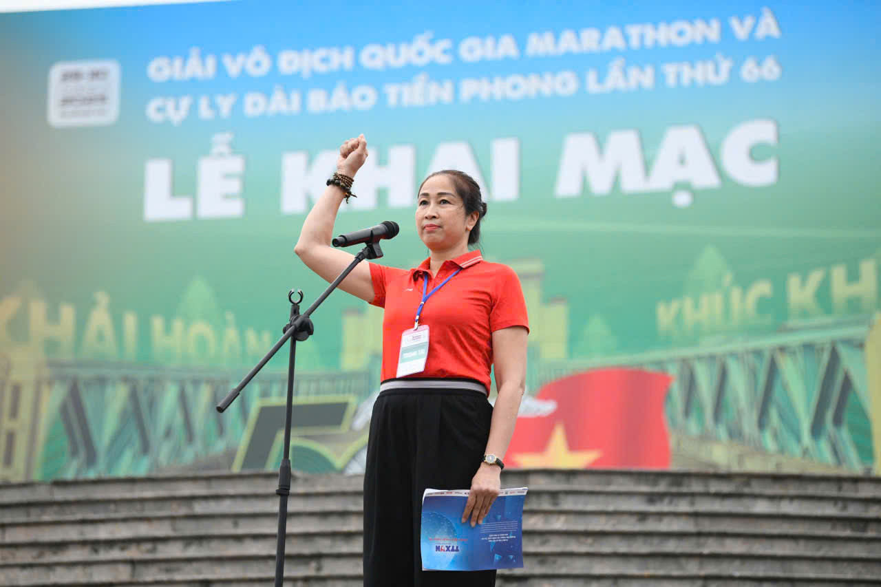 Chị Nguyễn Thị Thu Hằng, trọng tài điền kinh, đại diện trọng tài tuyên thệ tại Lễ Khai mạc. Với giọng nói dõng dạc, đầy khí thế, chị cam kết điều hành giải đấu với tinh thần công bằng, khách quan và chuyên nghiệp nhất.