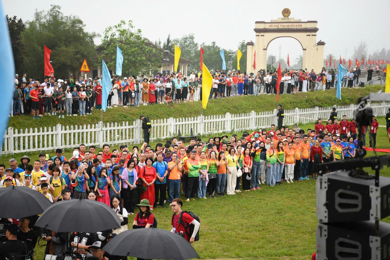 Hàng dài người dân và các vận động viên phong trào xếp hàng trang nghiêm dọc đôi bờ sông Bến Hải, dưới chân cầu Hiền Lương lịch sử, để tham dự Lễ Thượng cờ Tiền Phong Marathon 2025.