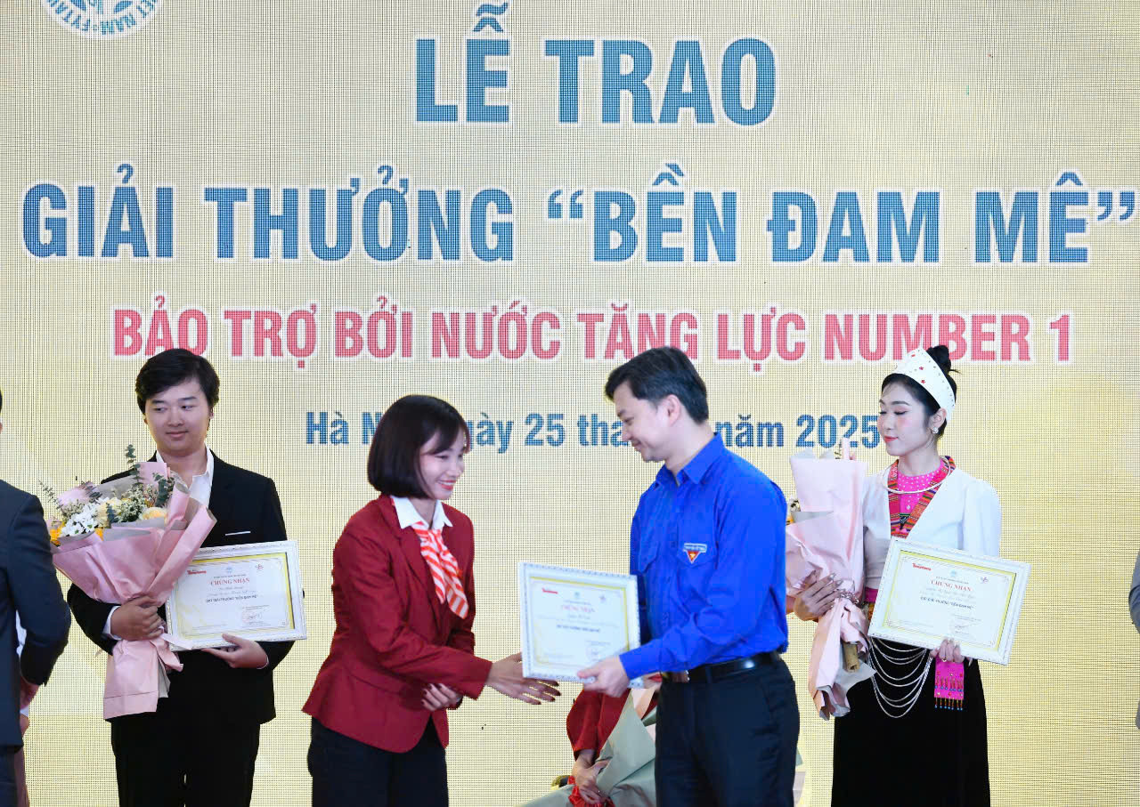 Anh Nguyễn Minh Triết - Bí thư Ban Chấp hành T.Ư Đoàn, Chủ tịch Trung ương Hội Sinh viên Việt Nam (trái); nhà báo Phùng Công Sưởng - Tổng biên tập báo Tiền Phong - Giám đốc Quỹ Hỗ trợ Tài năng trẻ Việt Nam, trao giải thưởng "Bền Đam Mê" tặng vận động viên Nguyễn Thị Oanh. Ảnh: Như Ý. Anh Nguyễn Minh Triết - Bí thư Ban Chấp hành T.Ư Đoàn, Chủ tịch Trung ương Hội Sinh viên Việt Nam (trái); nhà báo Phùng Công Sưởng - Tổng biên tập báo Tiền Phong - Giám đốc Quỹ Hỗ trợ Tài năng trẻ Việt Nam, trao giải thưởng "Bền Đam Mê" tặng vận động viên Nguyễn Thị Oanh. Ảnh: Như Ý.