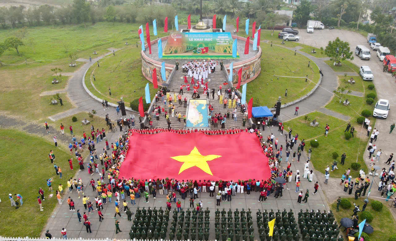 Sau Lễ Thượng cờ và Lễ Khai mạc, ngày mai (30/3), hơn 7.000 vận động viên sẽ chính thức bước vào tranh tài tại Tiền Phong Marathon 2025. Giải đấu năm nay có sự tham gia của nhiều vận động viên xuất sắc trong nước và quốc tế.