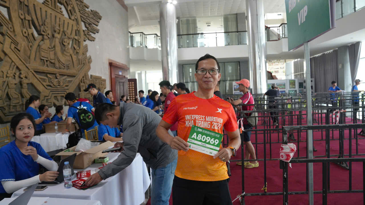 Anh Nguyễn Viết Hùng hào hứng check in với số BIB.