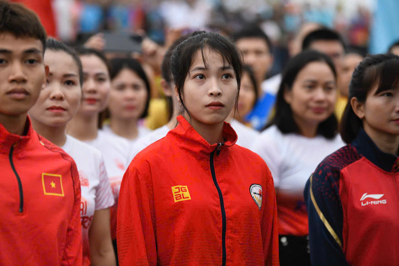 Lần đầu tiên tham dự Lễ Thượng cờ và Lễ Khai mạc Tiền Phong Marathon, Phạm Huỳnh Yến Thư (Phú Yên) không giấu được sự xúc động. Khoảnh khắc lá cờ đỏ sao vàng tung bay giữa bầu trời, hòa cùng tiếng quốc ca hào hùng, đã khơi dậy trong cô niềm tự hào mãnh liệt. &quot;Đứng dưới lá cờ Tổ quốc, tôi cảm nhận rõ tinh thần dân tộc, sự hy sinh và kiên cường của bao thế hệ đi trước. Đó là động lực để tôi thi đấu hết mình, không chỉ vì thành tích cá nhân mà còn để góp phần lan tỏa tinh thần thể thao và niềm tự hào Việt Nam&quot;, Yến Thư bày tỏ.