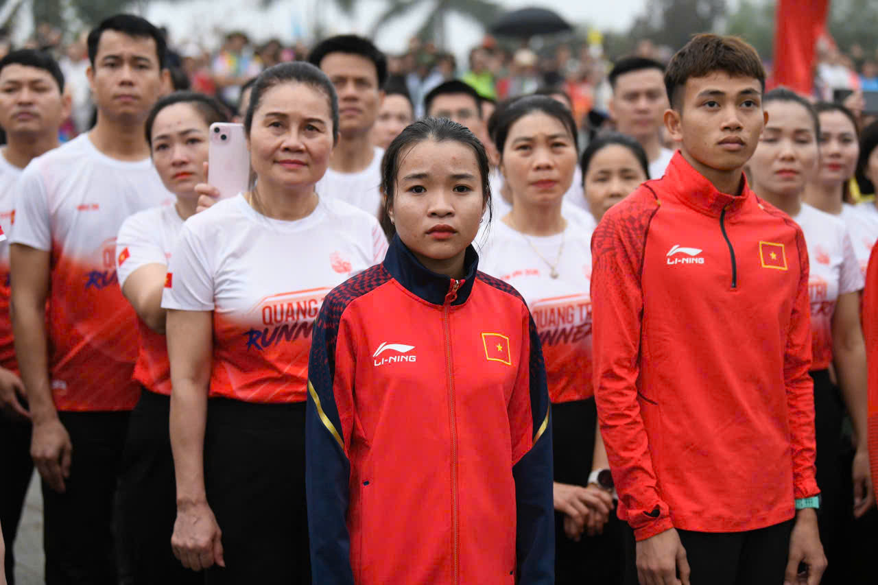 Khoảnh khắc lá cờ Tổ quốc tung bay trong gió luôn mang đến nguồn động lực mạnh mẽ cho các vận động viên tham gia Tiền Phong Marathon. Với Á quân cự ly 42,195 km nữ Lê Thị Tuyết (Phú Yên), giải đấu không chỉ là sân chơi thể thao mà còn là hành trình đầy ý nghĩa: “Tham dự Tiền Phong Marathon giúp tôi hiểu hơn về lịch sử, truyền thống dân tộc và sự kiên cường của bao thế hệ cha anh đi trước. Điều đó tiếp thêm sức mạnh để tôi nỗ lực trên từng km đường chạy&quot;. Cũng mang trong mình niềm tự hào ấy, Mai Quý Phong (Quảng Bình) xem mỗi bước chạy là một sự tri ân: “Thi đấu trên cung đường mang đậm dấu ấn lịch sử là trải nghiệm đặc biệt. Với tôi, chạy marathon không chỉ là thử thách thể lực, mà còn là cách để bày tỏ lòng biết ơn với những người đã hy sinh vì Tổ quốc&quot;.