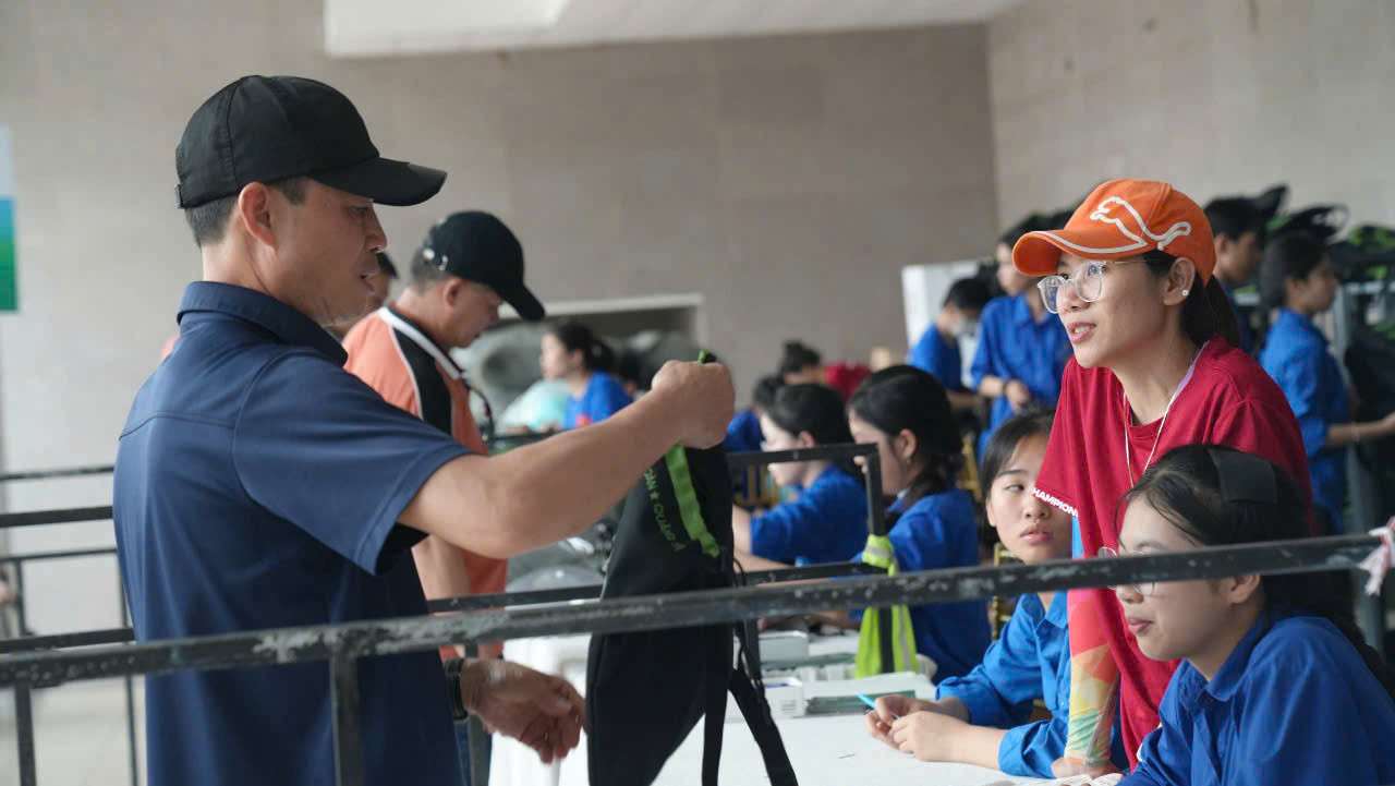 Ban Tổ chức đã bố trí các khu vực phát racekit khoa học theo từng nhóm cự ly, giúp các vận động viên nhận đồ nhanh chóng, không mất nhiều thời gian chờ đợi.